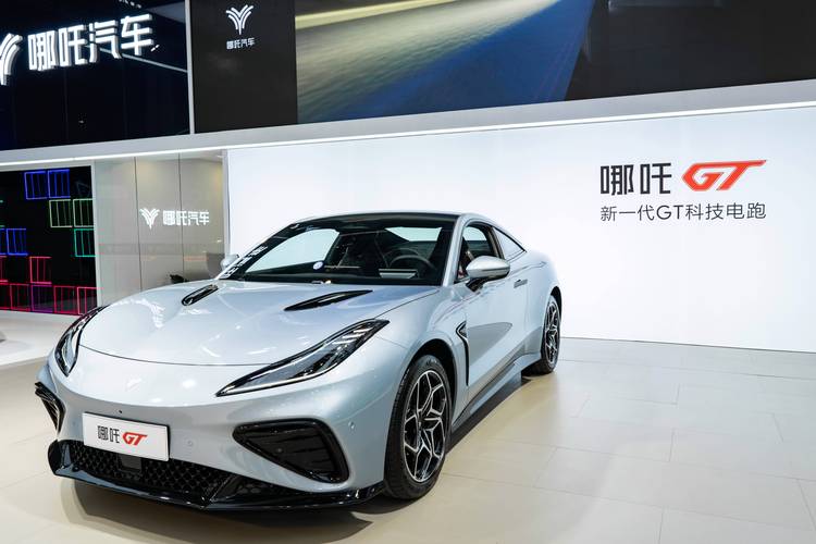 佛山235哪吒汽车在智能汽车领域的表现，领途汽车在新能源汽车市场中的影响力